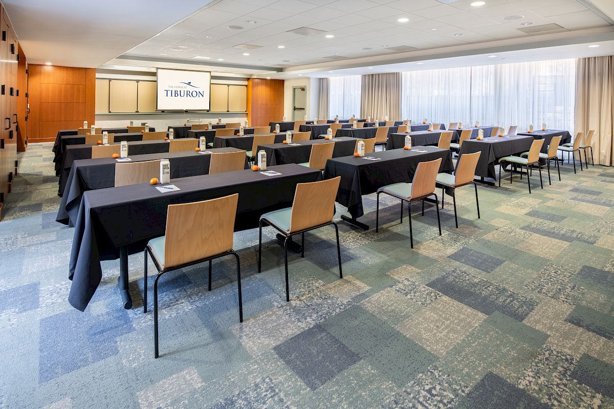 https://www.lodgeattiburon.com/site/assets/files/10111/lodge-at-tiburon-meeting-mainsail-classroom-edit.1200x800.jpg